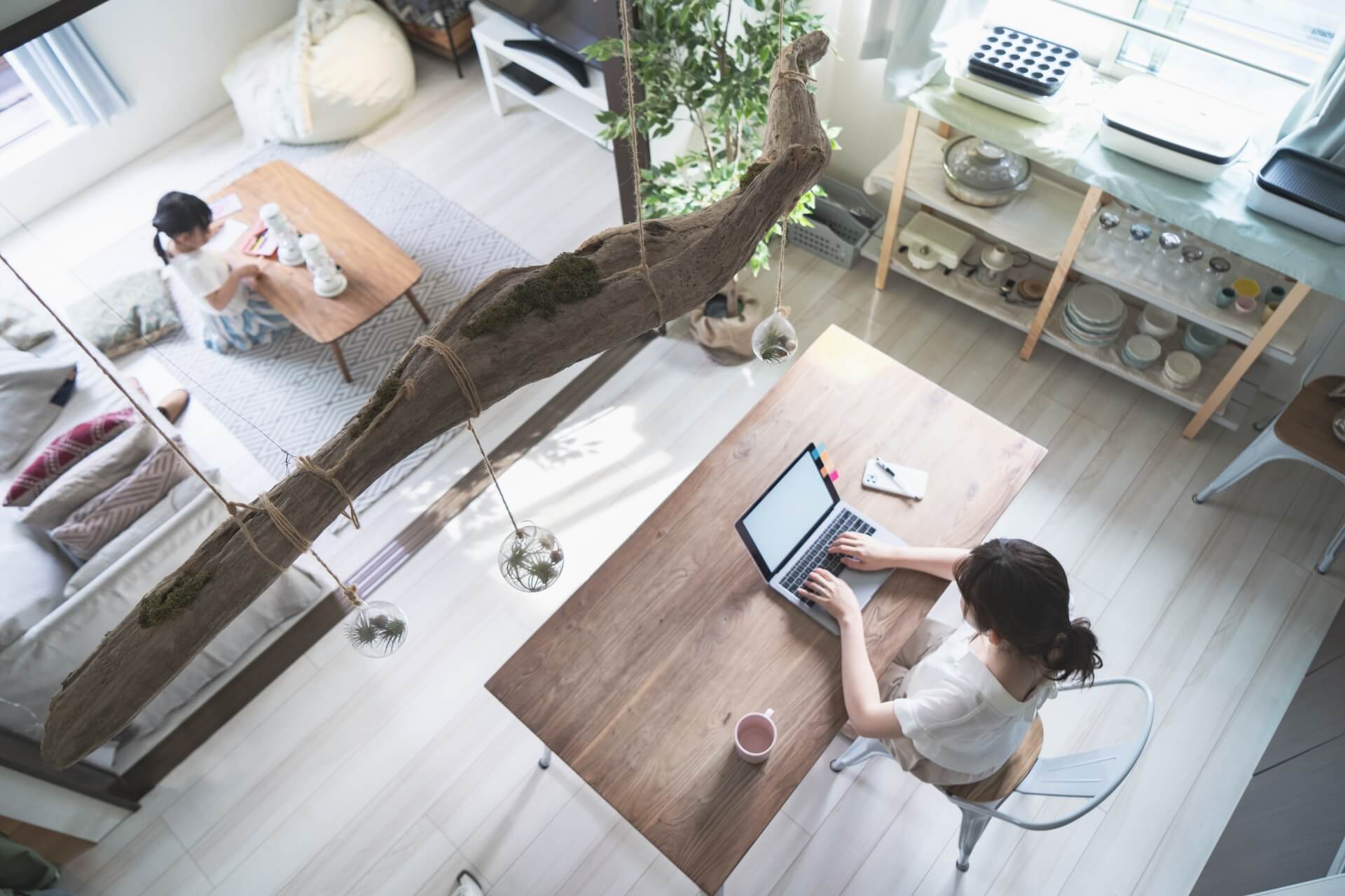 子育てしながら在宅ワークは可能？おすすめの仕事5選と未経験からの始め方を解説